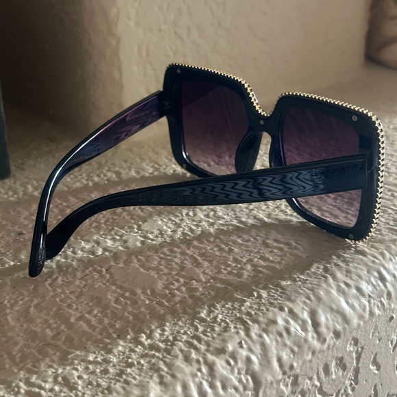 Oversized Elegant Black Sunglasses with Mini Gold Beaded Accents New with case - Picture 5 of 16